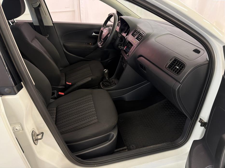 VOLKSWAGEN Polo 2016