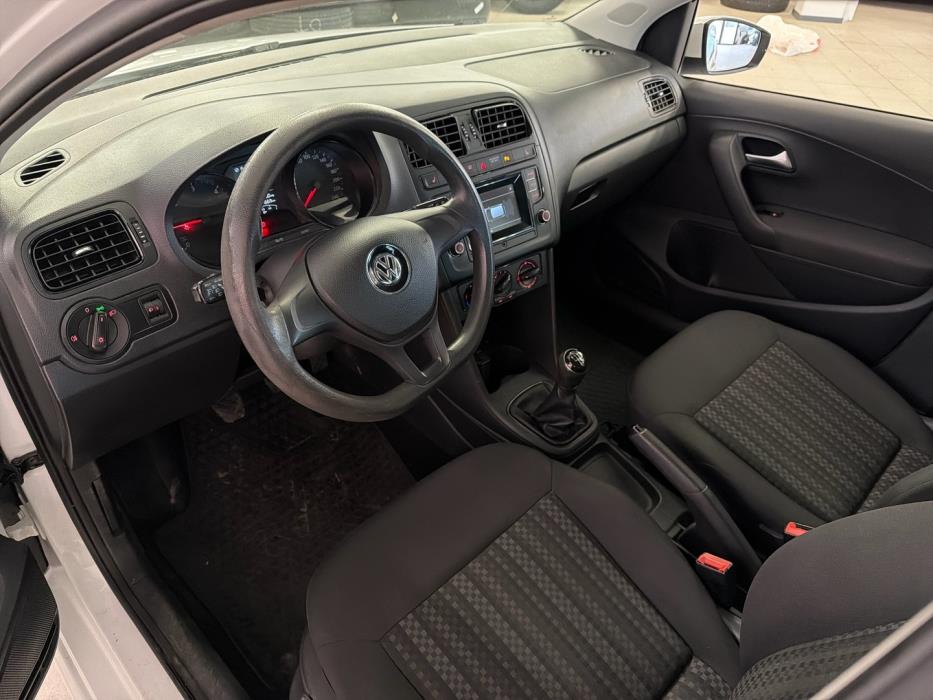 VOLKSWAGEN Polo 2016