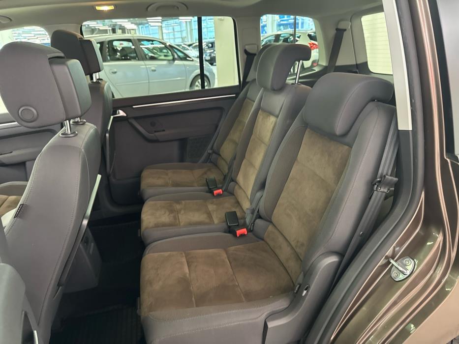 VOLKSWAGEN Touran 2013