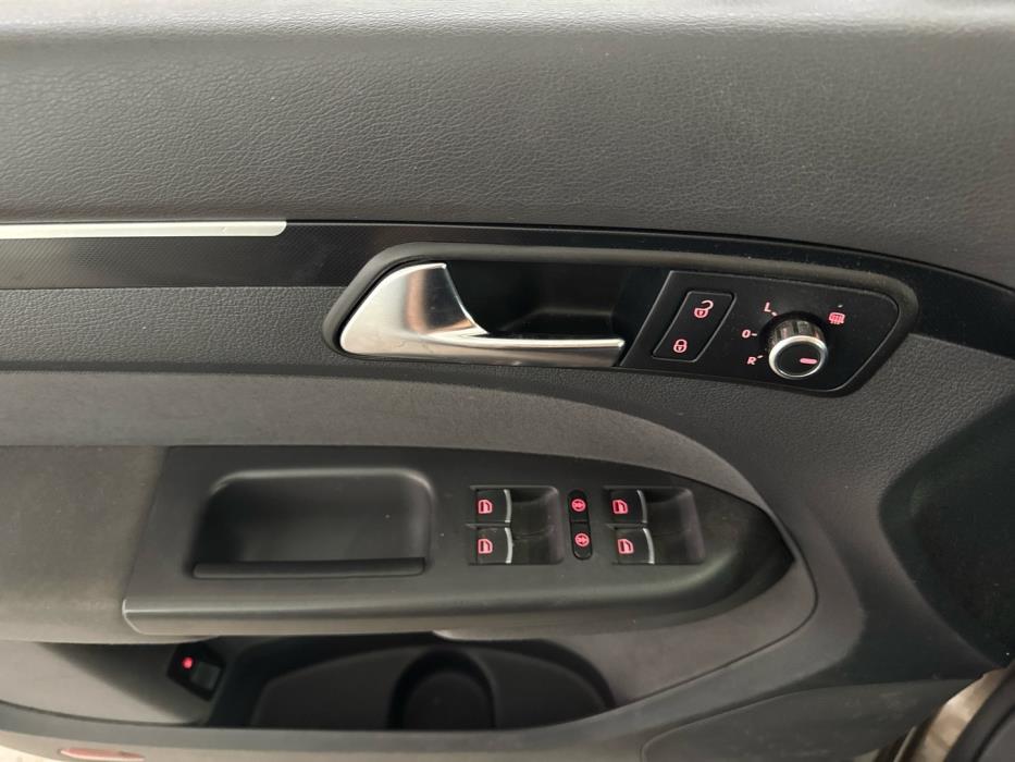 VOLKSWAGEN Touran 2013