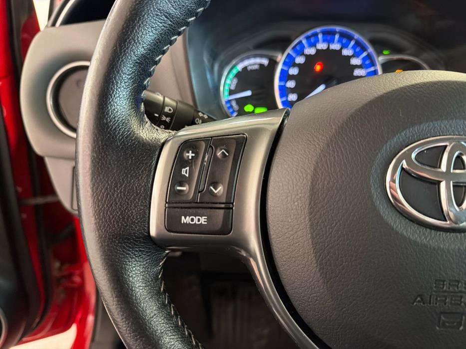 TOYOTA Yaris 2015