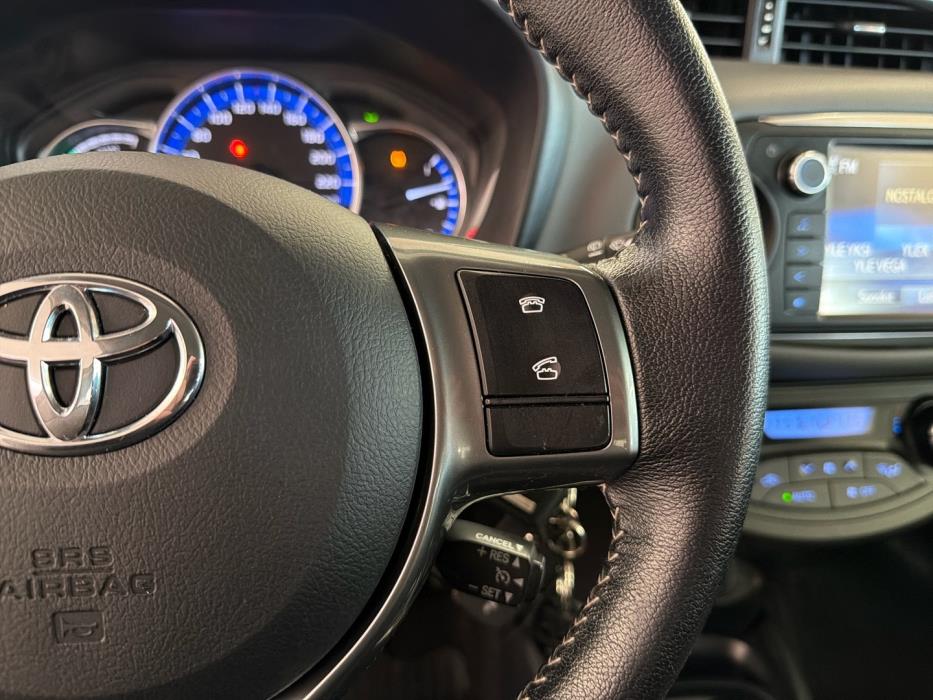 TOYOTA Yaris 2015
