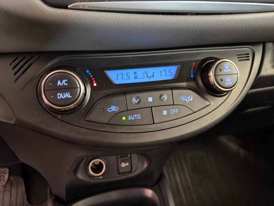 TOYOTA Yaris 2015