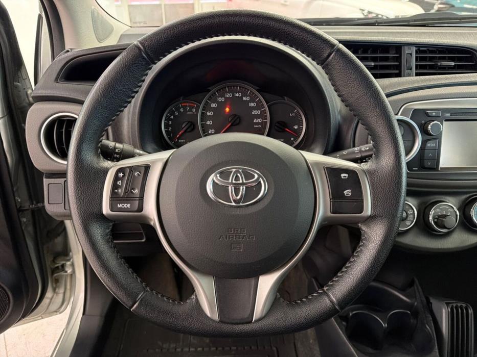 TOYOTA Yaris 2012