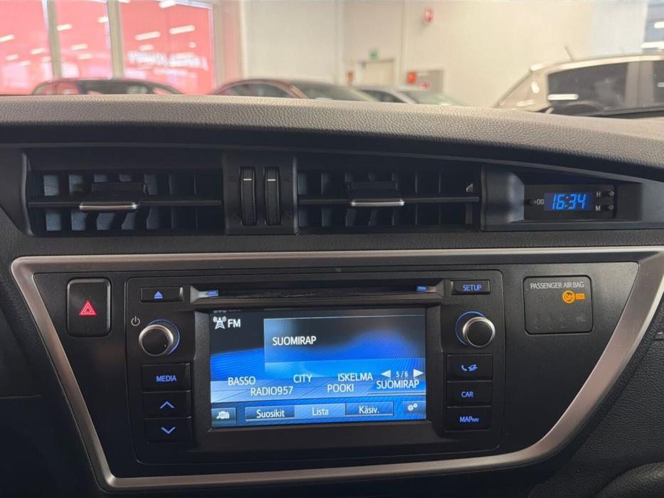 TOYOTA Auris 2015