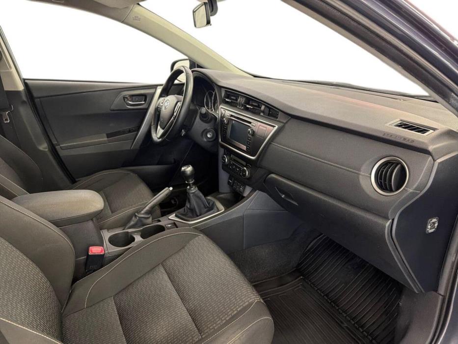TOYOTA Auris 2015
