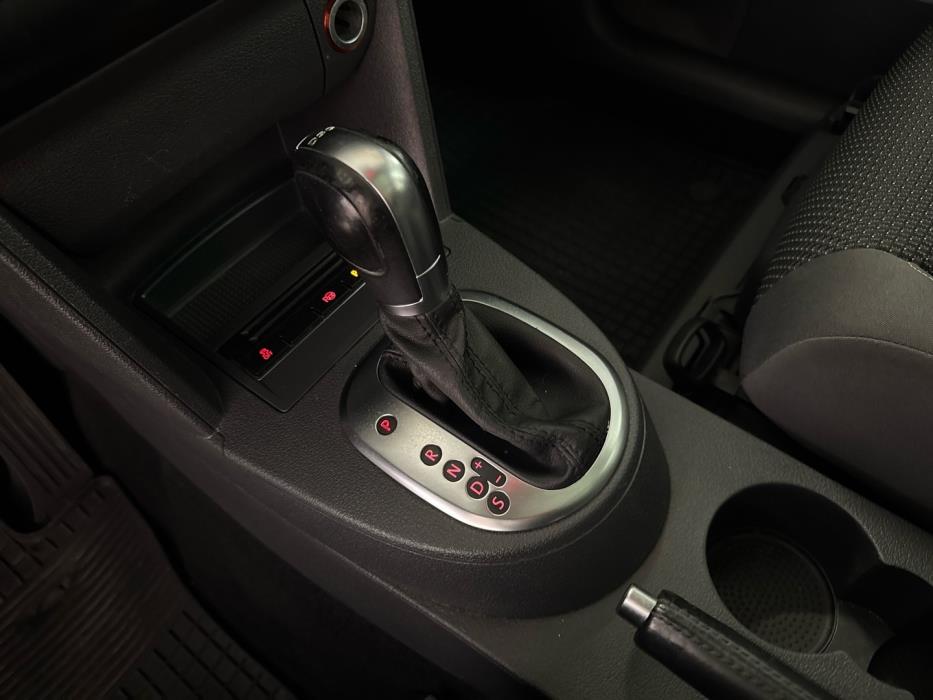 VOLKSWAGEN Touran 2011