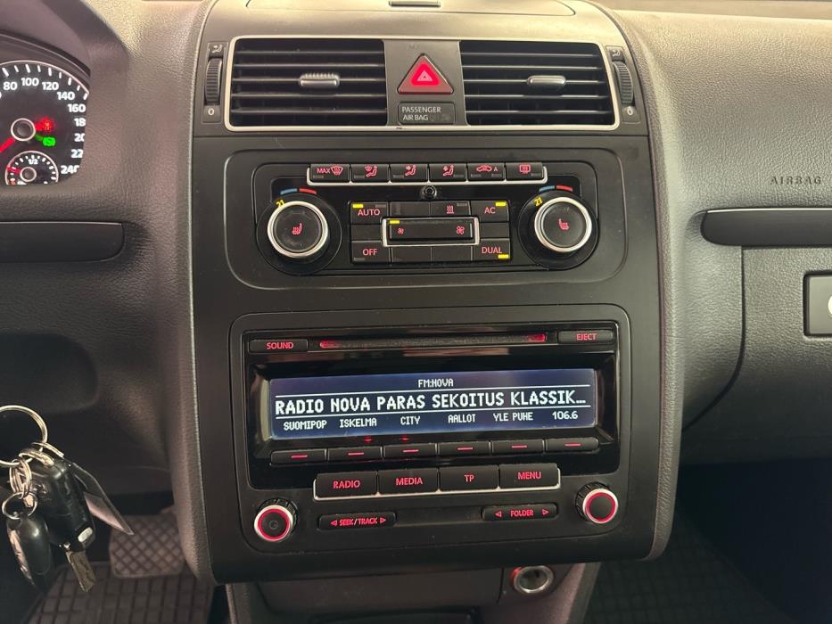 VOLKSWAGEN Touran 2011