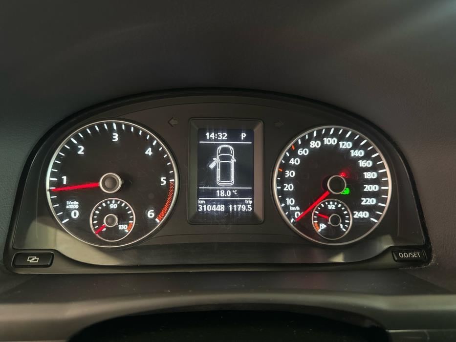 VOLKSWAGEN Touran 2011