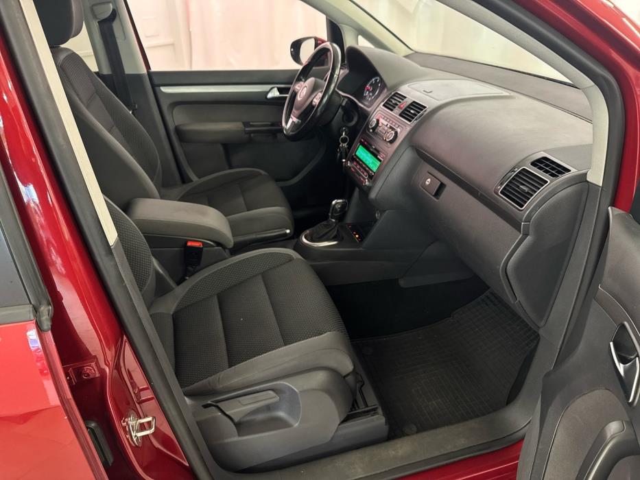 VOLKSWAGEN Touran 2011