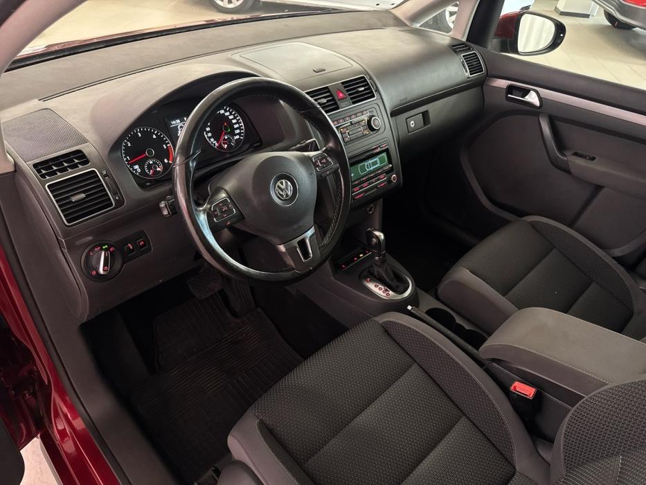 VOLKSWAGEN Touran 2011