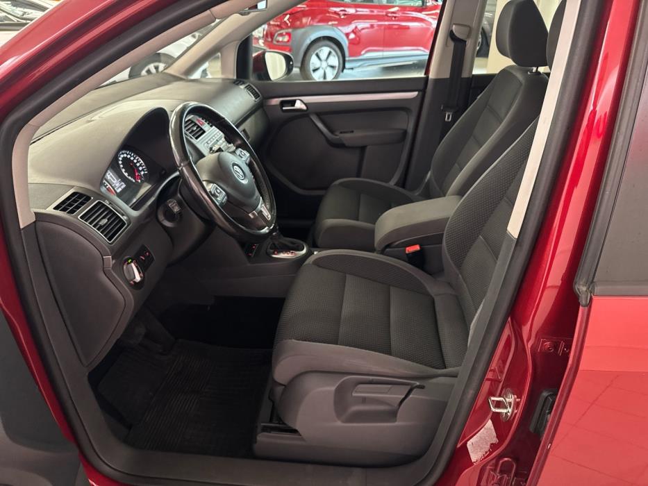 VOLKSWAGEN Touran 2011