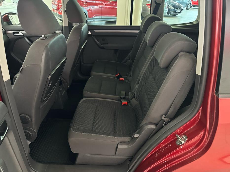 VOLKSWAGEN Touran 2011