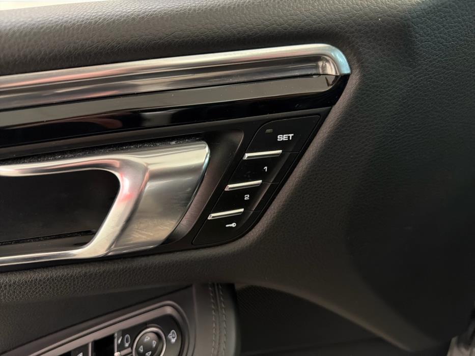 PORSCHE Macan 2015