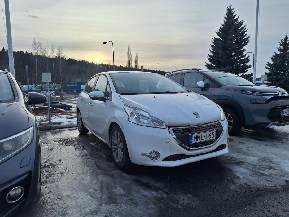 PEUGEOT 208 2015