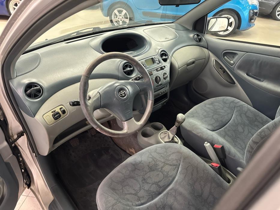 TOYOTA Yaris 2002