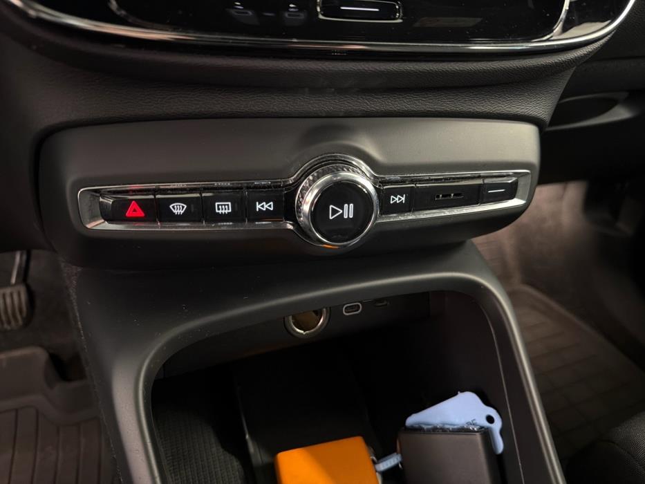 VOLVO XC40 2023