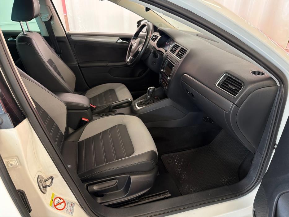 VOLKSWAGEN Jetta 2011