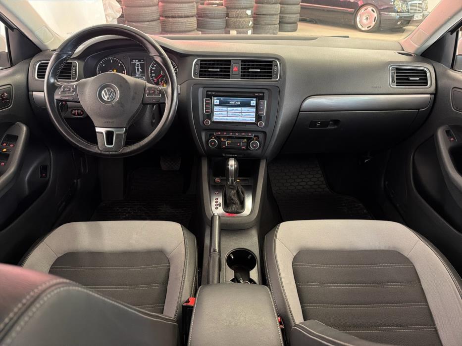 VOLKSWAGEN Jetta 2011
