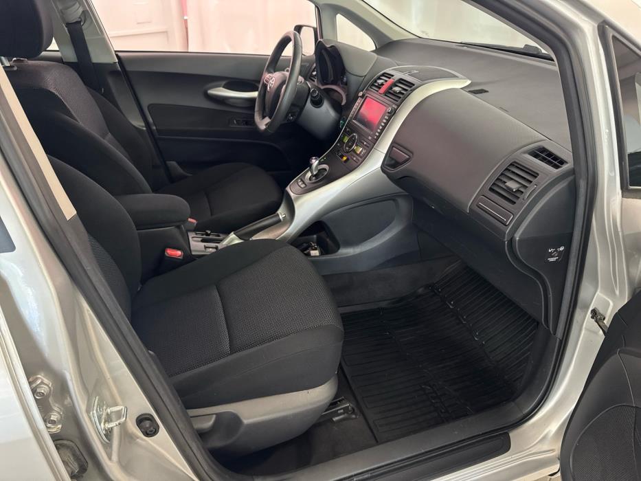 TOYOTA Auris 2011