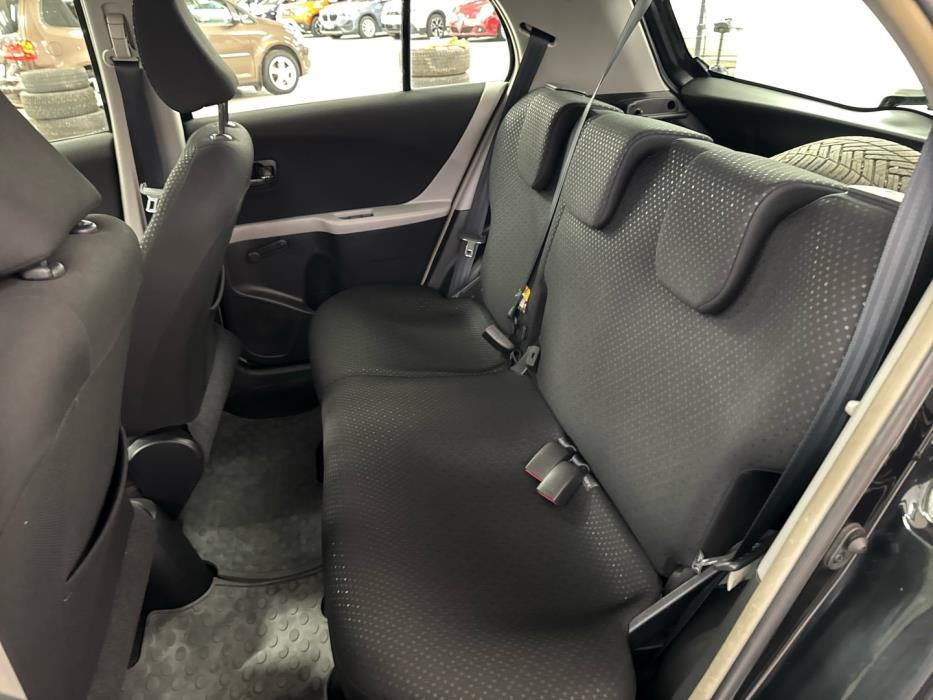 TOYOTA Yaris 2011
