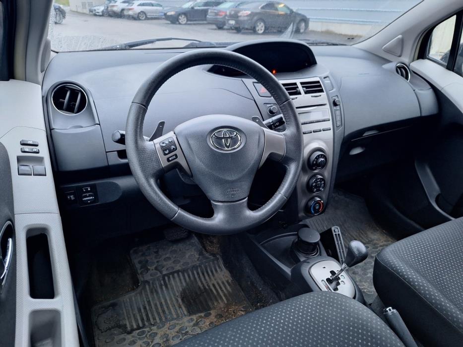 TOYOTA Yaris 2011
