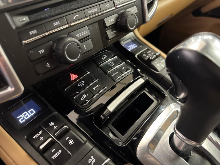 PORSCHE Cayenne 2015