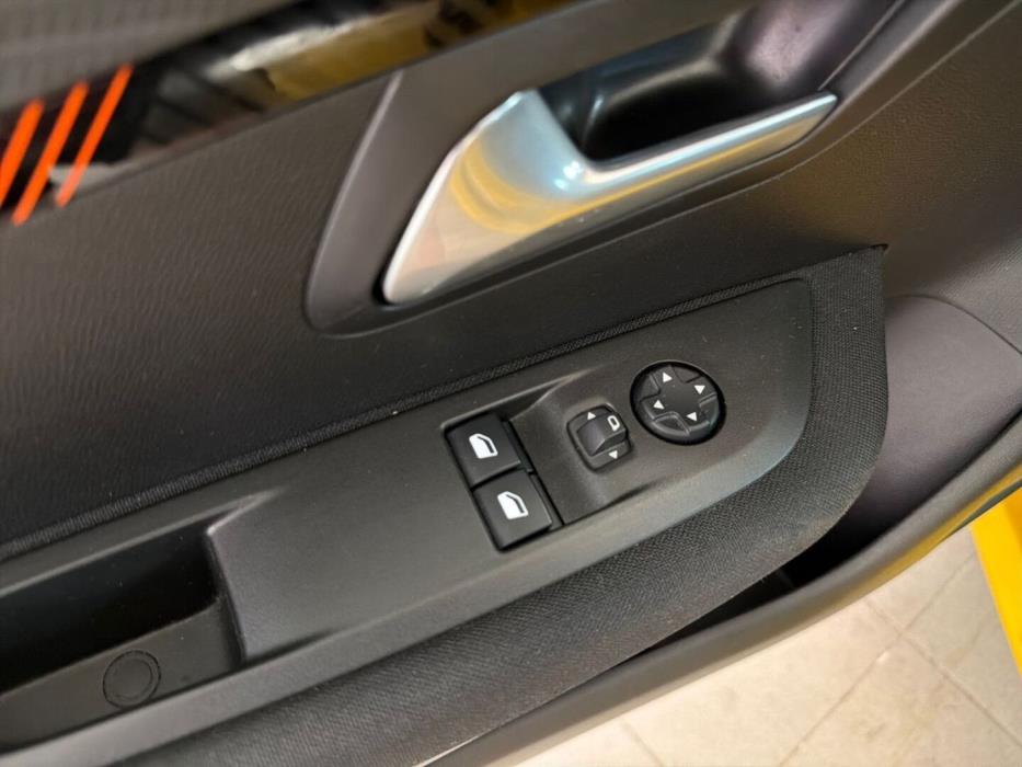 PEUGEOT 208 2021