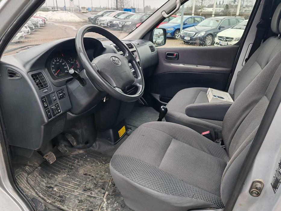 TOYOTA Hiace 2011