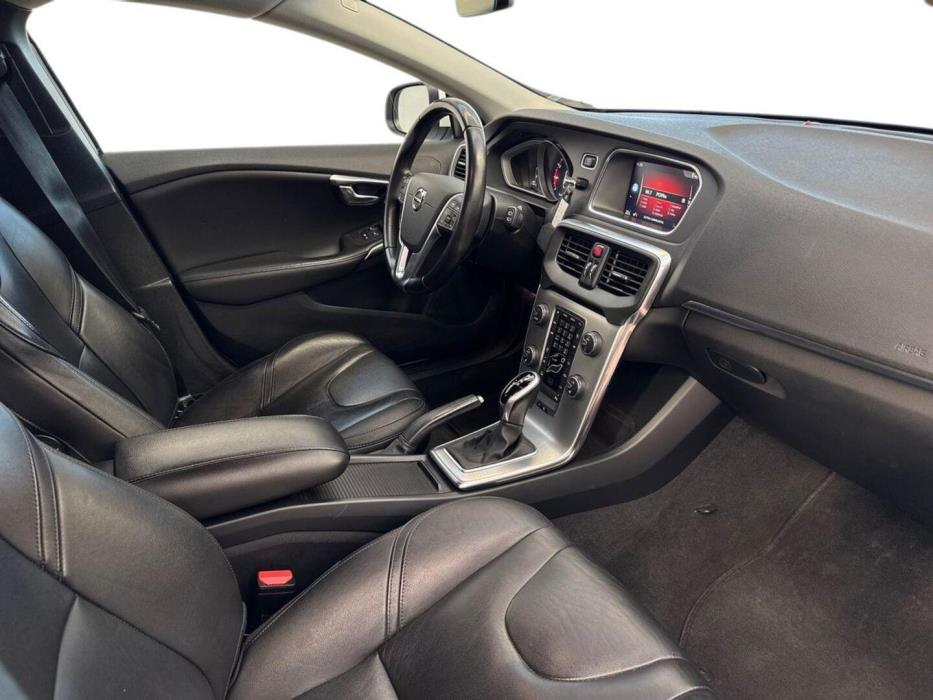 VOLVO V40 2017
