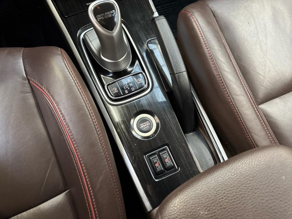 MITSUBISHI Outlander PHEV 2015