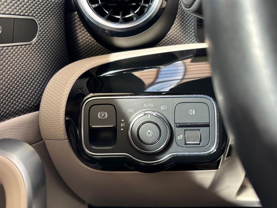 MERCEDES-BENZ A 2021