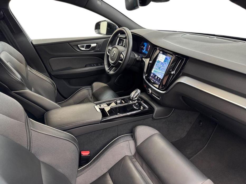 VOLVO V60 2024