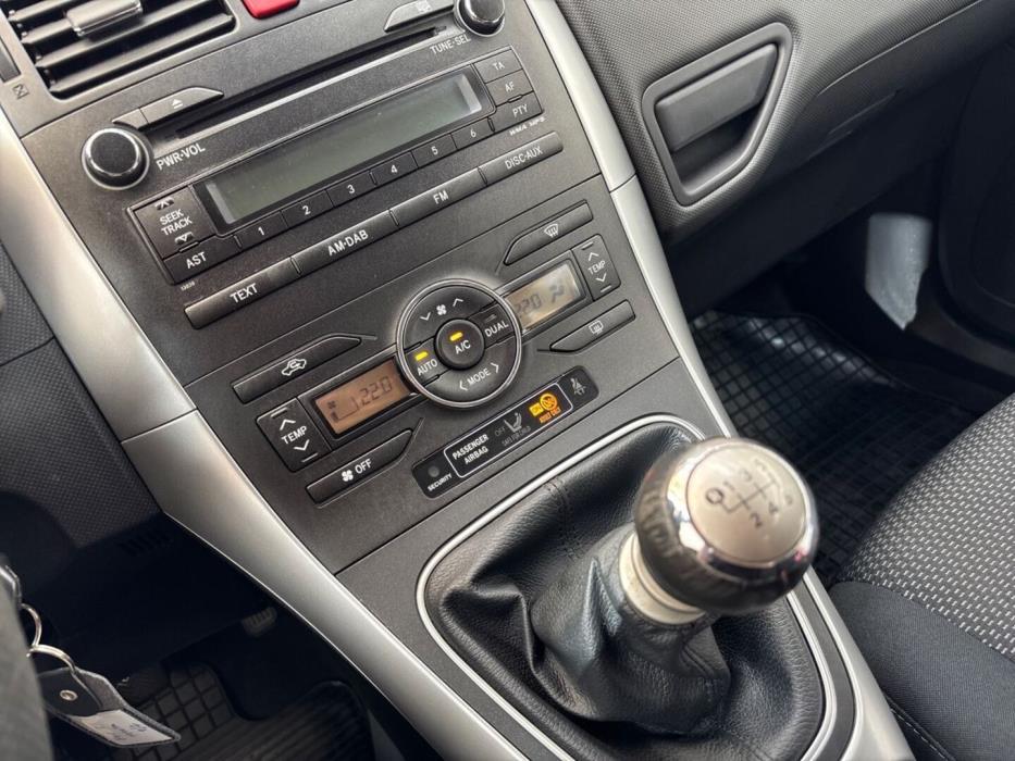 TOYOTA Auris 2011
