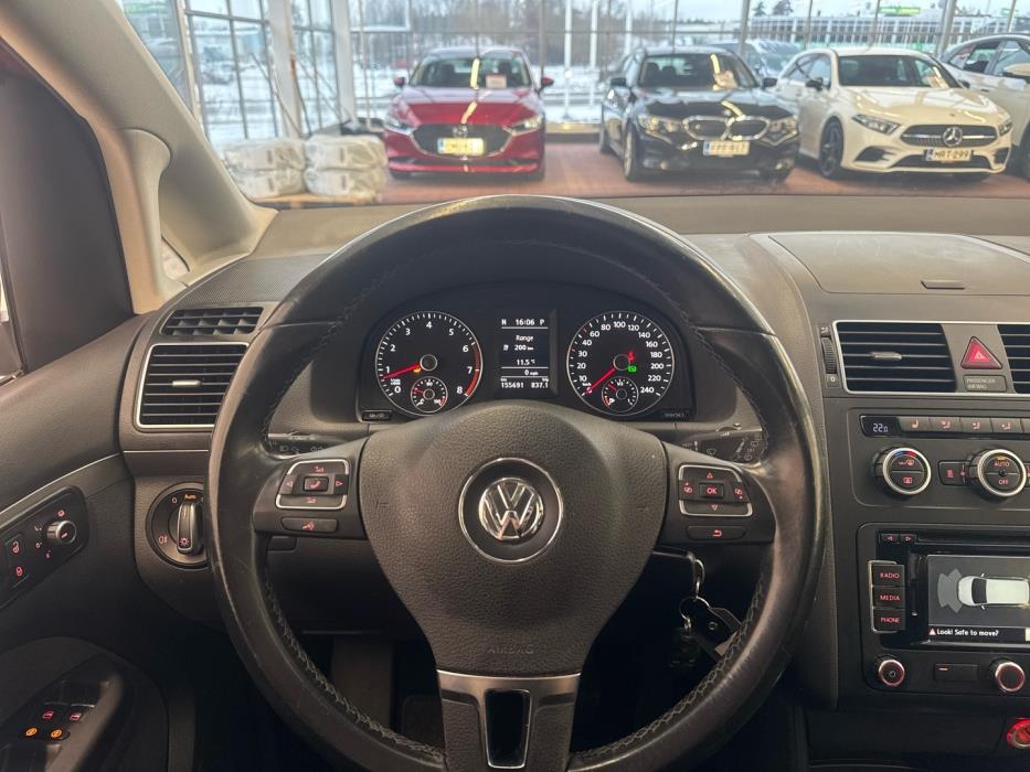 VOLKSWAGEN Touran 2015