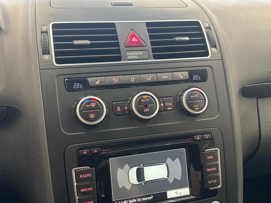 VOLKSWAGEN Touran 2015