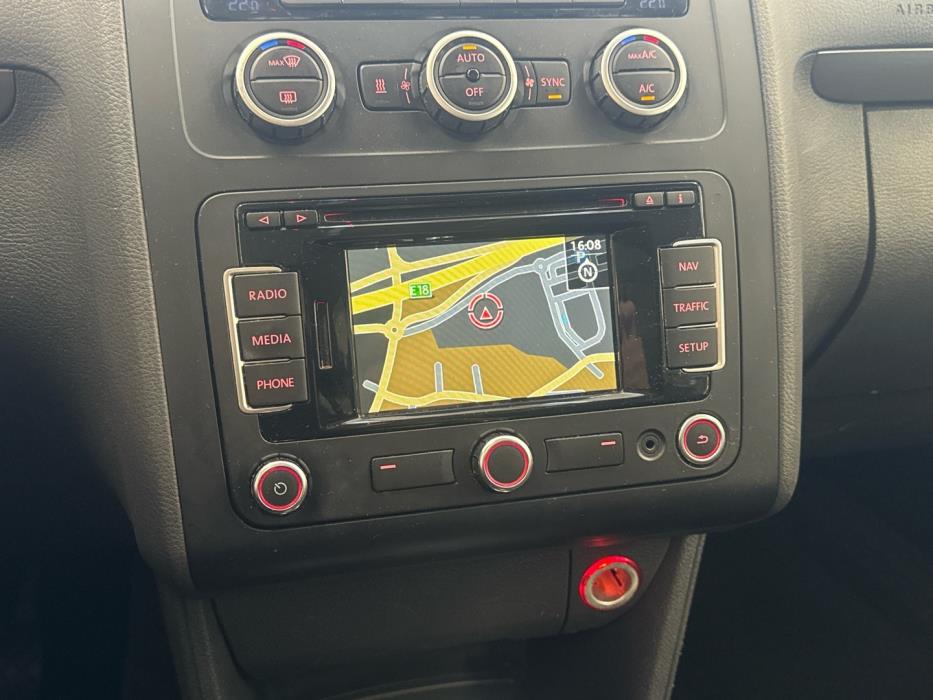 VOLKSWAGEN Touran 2015