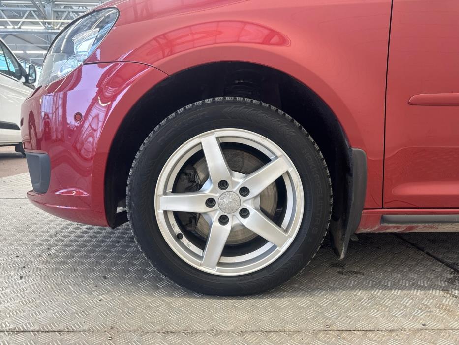 VOLKSWAGEN Touran 2015