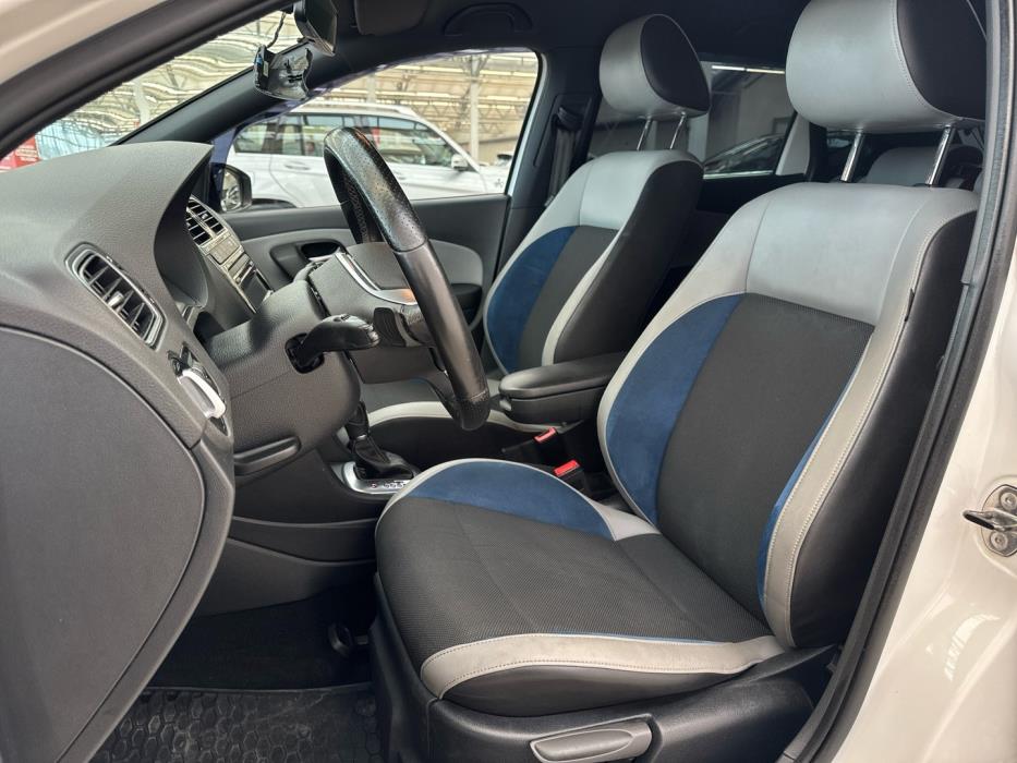 VOLKSWAGEN Polo 2013