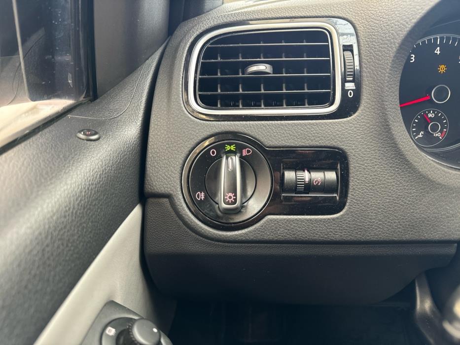 VOLKSWAGEN Polo 2013