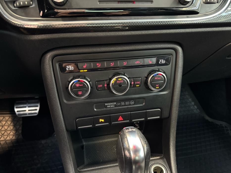 VOLKSWAGEN Beetle 2012