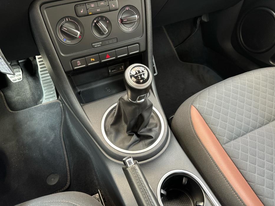VOLKSWAGEN Beetle 2016