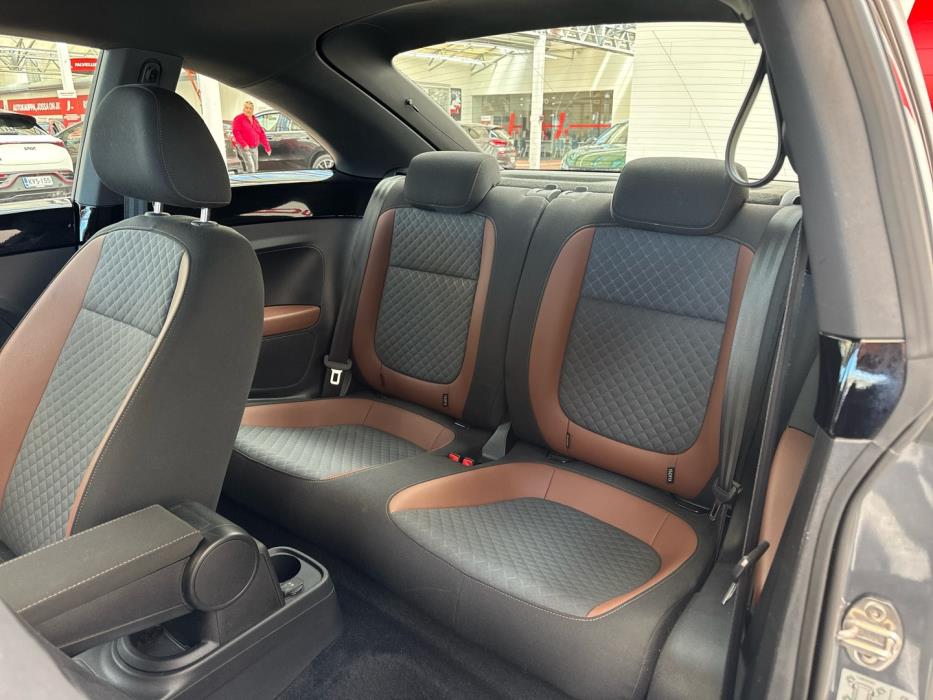 VOLKSWAGEN Beetle 2016