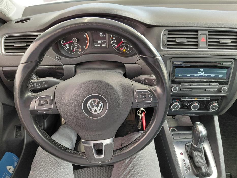 VOLKSWAGEN Jetta 2012