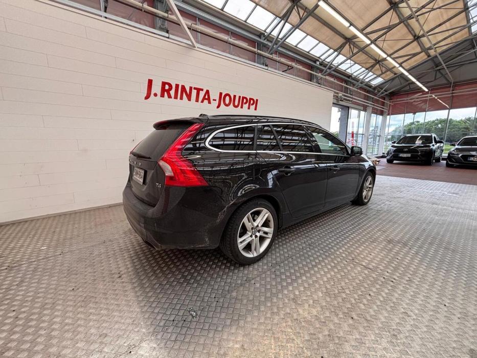 VOLVO V60 2016