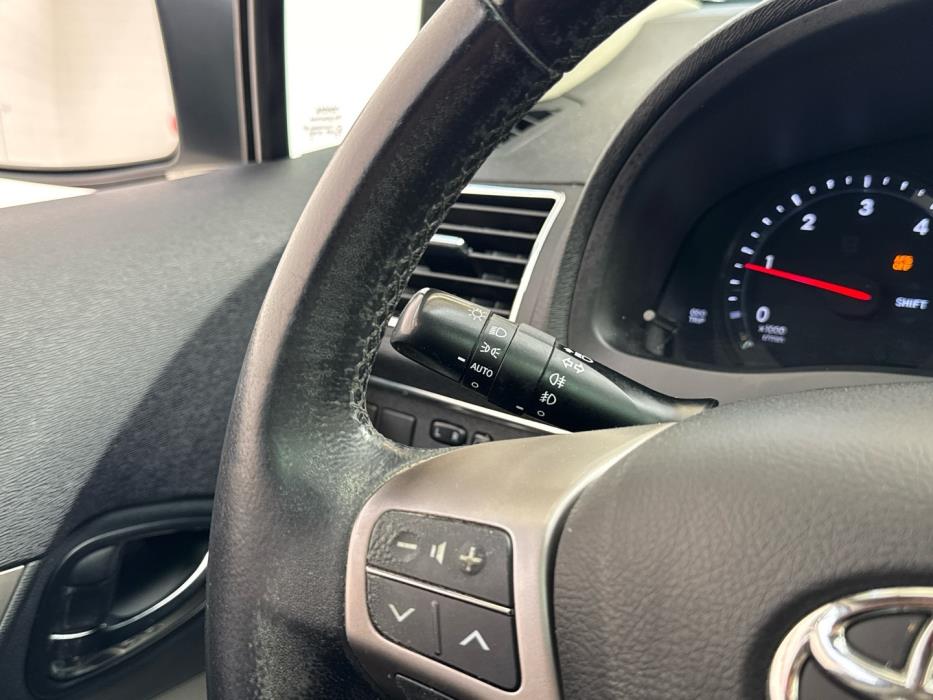TOYOTA Avensis 2012