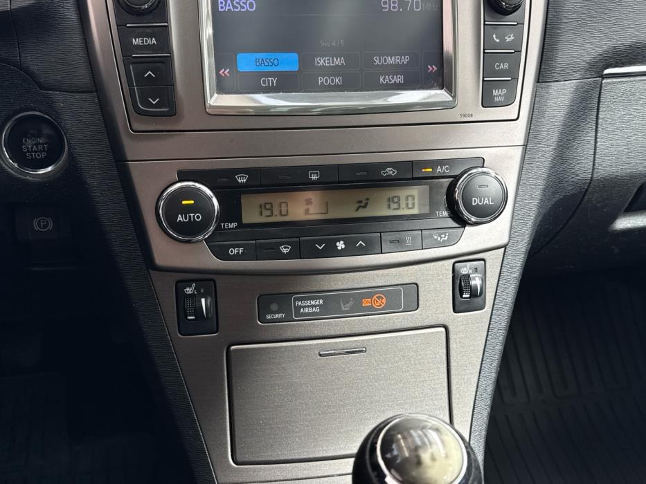 TOYOTA Avensis 2012