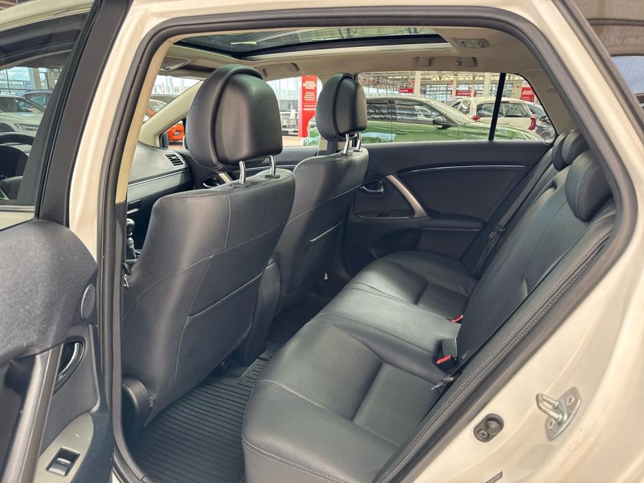 TOYOTA Avensis 2012