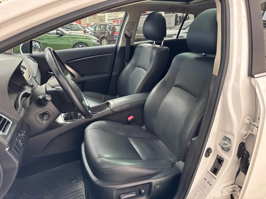 TOYOTA Avensis 2012