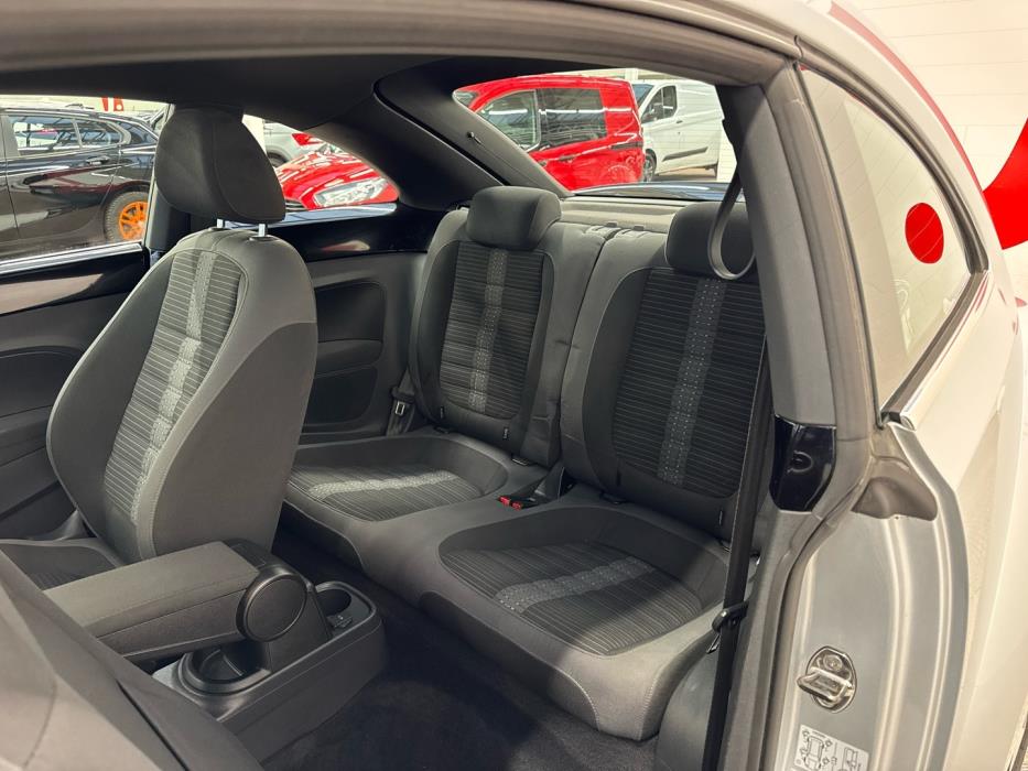VOLKSWAGEN Beetle 2013